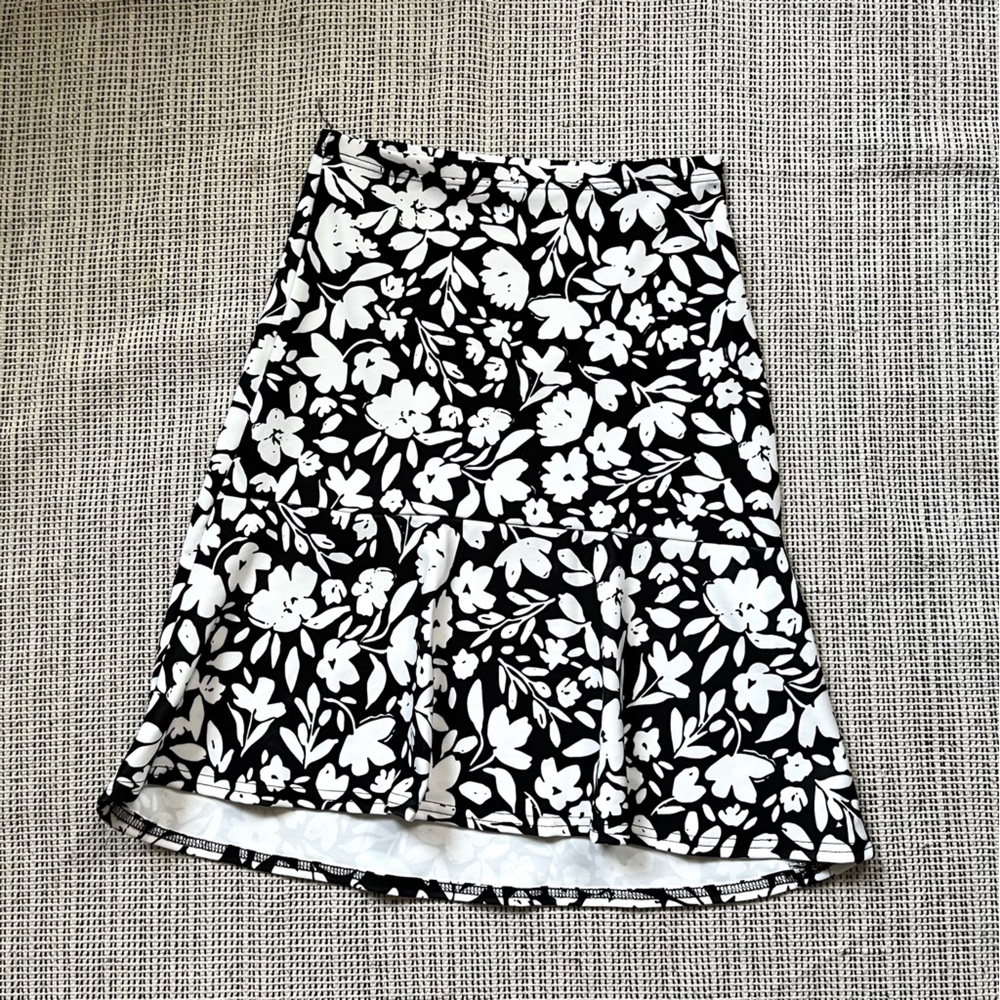 CLASSIC CONCEPTS Black and White Floral Midi Skirt